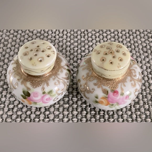 Antique Victorian salt 🧂 and pepper shakers - Picture 3 of 6